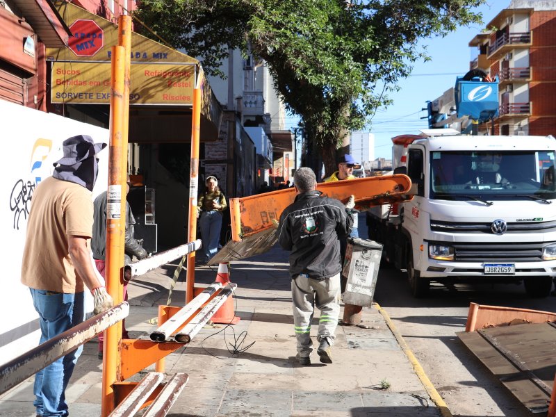 Prefeitura trabalha na instalação de sete novos abrigos de ônibus na Rua do Acampamento, no Centro